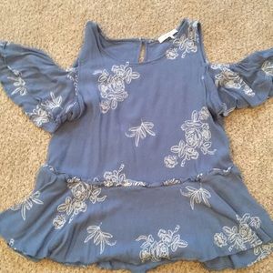 RO&DE cold shoulder shirt size large